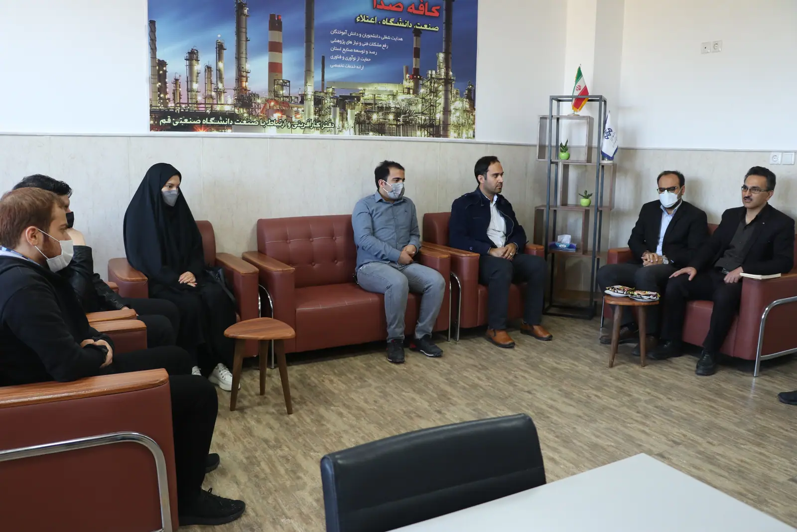 نشست صمیمی معاونت آموزش و پژوهش دانشگاه با تعدادی از دانشجویان طرح همیار صنعت در کافه صدا 