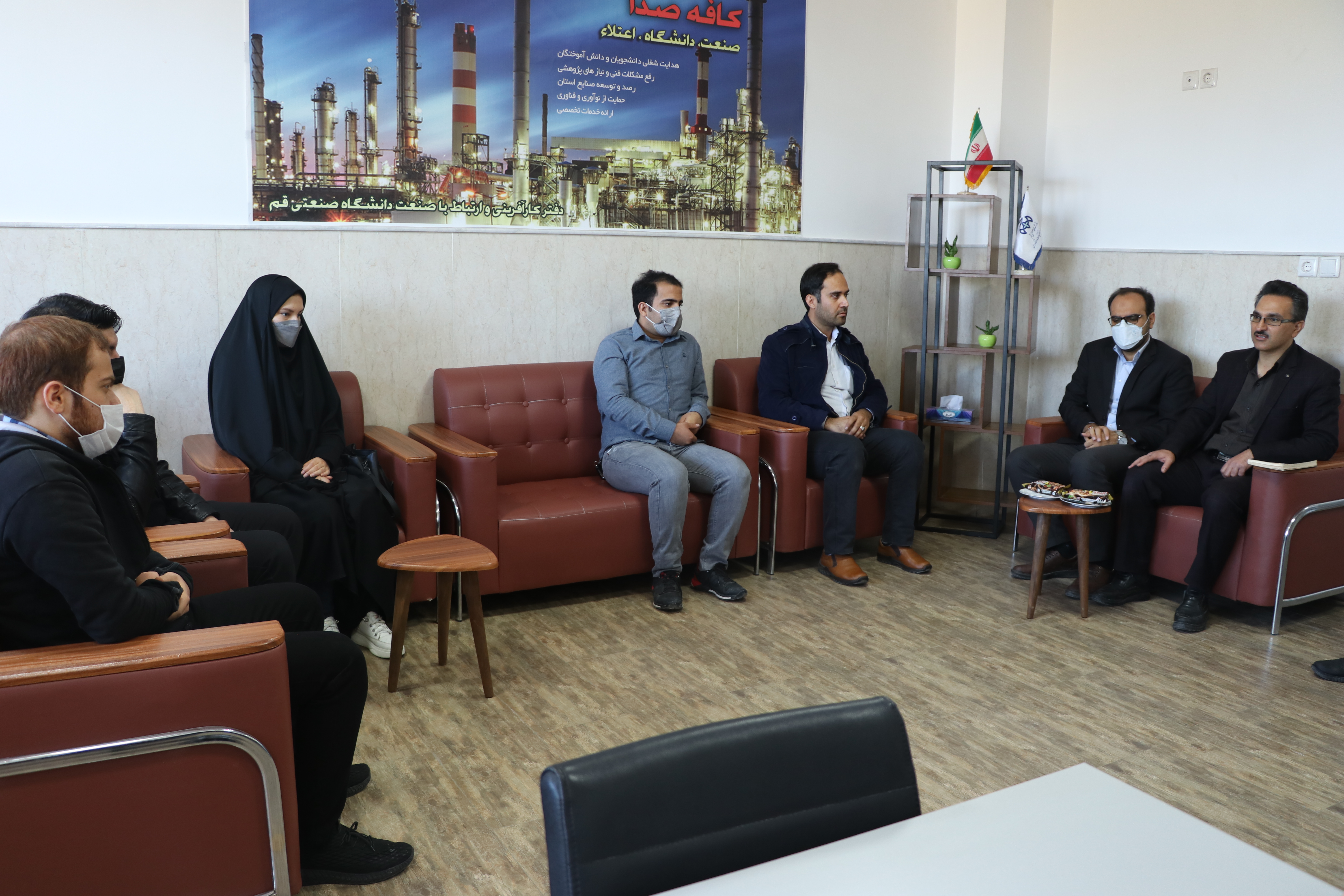 نشست صمیمی معاونت آموزش و پژوهش دانشگاه با تعدادی از دانشجویان طرح همیار صنعت در کافه صدا 