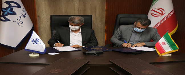 Signing the cooperation agreement for the Helper Industry Project between Qom University of Technology and Pakshoma Industrial Production Company.